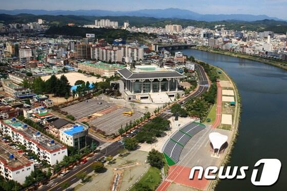 본문 이미지 - 경남문화예술회관을 중심으로 한 진주시내 전경. <진주시 제공>© News1  