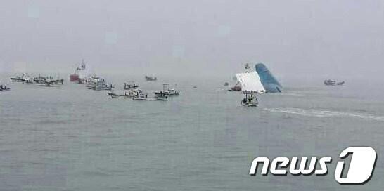 본문 이미지 - 제주도 수학여행에 나선 고교생 등 476명이 탄 여객선이 진도 해상서 좌초돼 해경이 구조활동을 벌이고 있다.(해군 제공) © News1