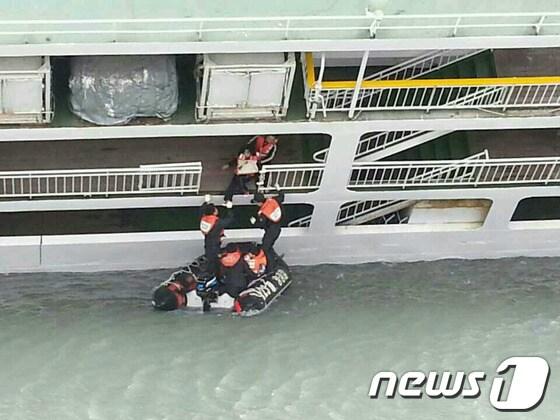 본문 이미지 - 16일 오전 9시께 전남 진도군 관매도 인근 남서방 1.7마일 해상에서 인천에서 출발해 제주로 향하던 6852t급 여객선 세월호가 침몰되고 있다는 신고를 접수하고 긴급 출동한 해경이 선원들을 구조하고 있다.이 여객선에는 수학여행에 나선 안산 단원고 학생 324명과 교사 14명, 승무원 24명, 일반 승객 등 474명이 탑승하고 있었다. &#40;서해지방해양경찰청 제공&#41;2014.4.16/뉴스1 © News1 김한식 기자