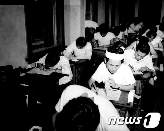 본문 이미지 - 1955년 서울대에서 실시된 고등고시 시험장 현장 ⓒ News1
