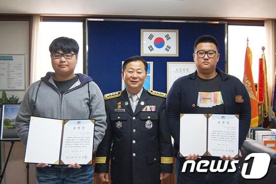 본문 이미지 - 원주소방서는 16일 화재현장을 목격하고 직접 진화에 나선 상지영서대학교 김향교(20·왼쪽)학생과 김재욱(22·오른쪽) 학생에게 유공자 표창을 수여했다.(사진제공=원주소방서).2014.4.16/뉴스1 © News1   권혜민 기자