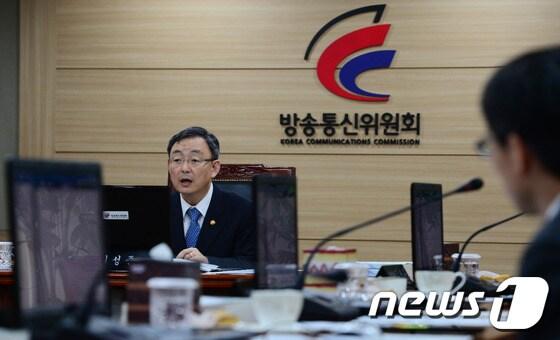 본문 이미지 - 최성준 방송통신위원장이 16일 오전 경기도 정부과천청사에서 3기 방송통신위원회 첫 전체회의를 주재하고 있다. 2014.4.16/뉴스1 © News1   양동욱 기자