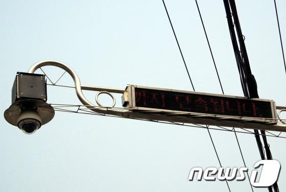 본문 이미지 - 강원 정선 불법 주정차 무인단속시스템(CCTV). (사진제공=정선군) 2014.4.16/뉴스1 © News1   하중천 