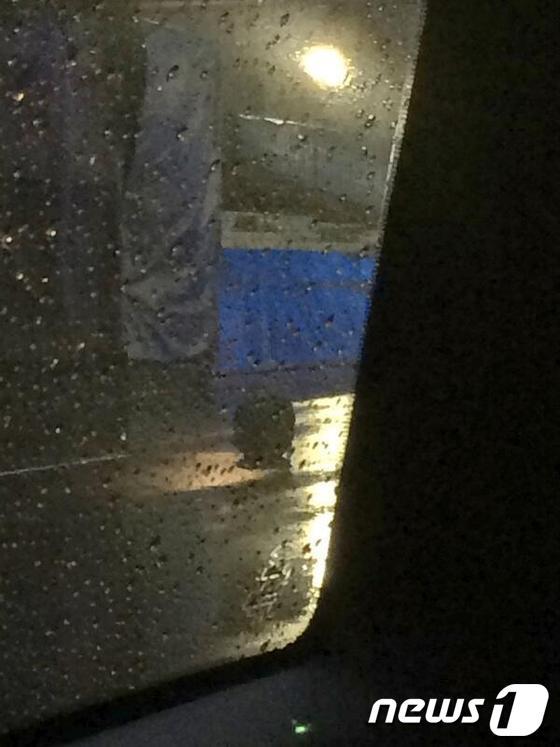 본문 이미지 - 현장에 방치돼 있는 배낭.&#40;라이언 설티스 트위터&#41;© News1 