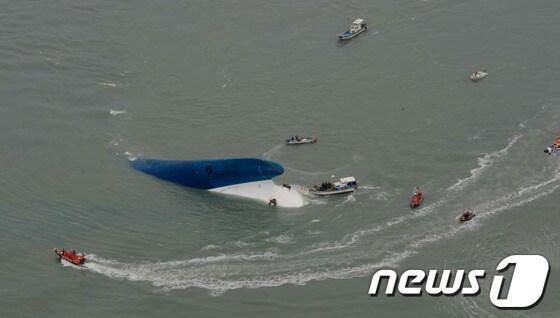본문 이미지 - 16일 오전 전남 진도군 조도면 병풍도 북쪽 20km 해상에서 여객선 세월호&#40;SEWOL&#41;가 침몰되자 해경 및 어선들이 구조작업을 펼치고 있다. © News1   박준배 기자