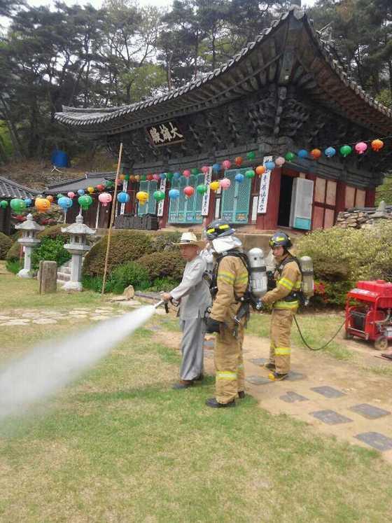 본문 이미지 - 사찰 화재 대응 훈련중인 소방대원© News1 