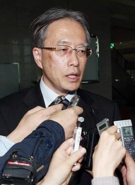 본문 이미지 - 이하라 준이치(伊原純一) 일본 외무성 아시아대양주국장이 지난 4월 16일 서울 종로구 사직로 외교부에서 위안부 문제 해결을 위한 한·일 양국의 첫 국장급 협의를 마친 뒤 청사를 떠나며 취재진의 질문에 답하고 있다. 2014.4.16/뉴스1 © News1 오대일 기자