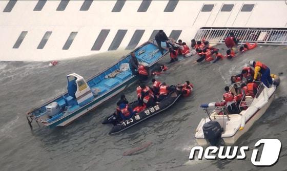 본문 이미지 - 16일 오전 9시쯤 전남 진도군 관매도 인근 해상에서 인천에서 출발해 제주로 향하던 6825t급 여객선 세월호가 좌초돼 구조대원들이 탑승자들을 구조하고 있다.(서해지방해양경찰청 제공) 2014.4.16/뉴스1 © News1   김보영 