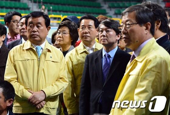 본문 이미지 - 안철수 새정치민주연합 공동대표가 16일 저녁 전남 진도 여객선 침몰사고 부상자들이 모여 있는 진도군 실내체육관을 방문해 상황을 점검하고 있다. 2014.4.16/뉴스1 © News1 장수영 기자
