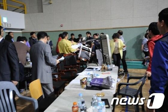 본문 이미지 - 17일 전남 진도 해상에서 여객선 &#39;세월호&#39; 침몰사고가 일어난 지 하루 만에 해양경찰의 무책임한 발표와 대응방식에 실종자 가족들의 불만이 폭발했다.가족들은 상황실 관계자들에게 당장 철수하라며 집기를 던지기도 했다.© News1 김태성 기자 