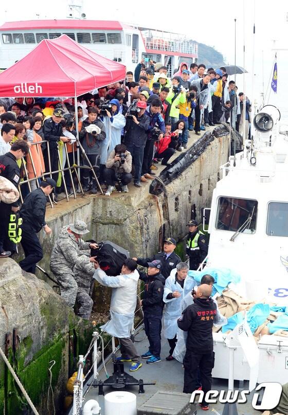 본문 이미지 - 전남 진도 여객선 침몰 사고 이틀째인 17일 진도군 팽목항에서 화성시 인명구조대가 해경 경비정으로 오르고 있다. 2014.4.17/뉴스1 © News1 장수영 기자