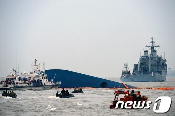 본문 이미지 - 전남 진도군 관매도 인근 해상에서 인천을 출발해 제주로 향하던 6825t급 여객선 세월호 침몰 사고 이틀째인 17일 오전 사고해역에서 해군과 해양경찰 대원 등이 구조작업을 펼치고 있다. 2014.4.17/뉴스1 © News1   박정호 기자