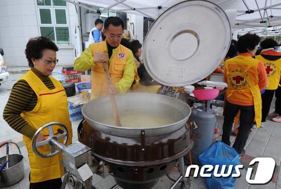 본문 이미지 - 전남 진도 앞바다에서 여객선 세월호가 침몰한 지 이틀째를 맞는 17일 진도 실내체육관에서 자원봉사자들이 실종자 가족을 위해 음식을 준비하고 있다. © News1 김태성 기자