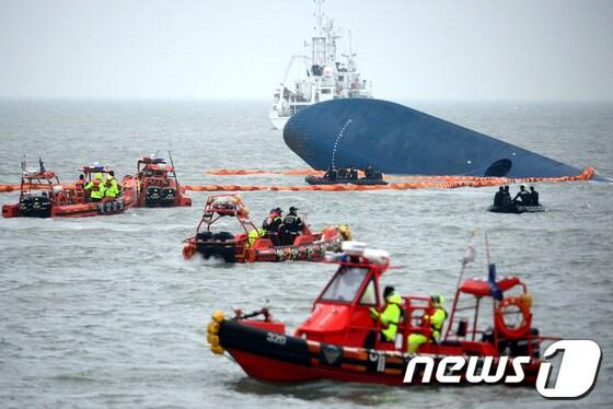 본문 이미지 - 전남 진도군 관매도 인근 해상에서 인천을 출발해 제주로 향하던 6825t급 여객선 세월호 침몰 사고 이틀째인 17일 오전 사고해역에서 해군과 해양경찰 등이 구조작업을 진행하고 있다. 2014.4.17/뉴스1 © News1   박정호 기자
