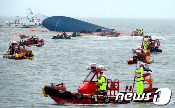 본문 이미지 - 전남 진도군 관매도 인근 해상에서 인천을 출발해 제주로 향하던 6825t급 여객선 세월호 침몰 사고 이틀째인 17일 오전 사고해역에서 해군과 해양경찰 등이 구조 작업을 진행하고 있다. 2014.4.17/뉴스1 © News1 박정호 기자