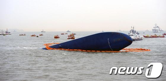 본문 이미지 - 전남 진도군 관매도 인근 해상에서 인천을 출발해 제주로 향하던 6825t급 여객선 세월호 침몰 사고 이틀째인 17일 오전 사고해역에서 해군과 해양경찰, 민간구조대 등이 구조 작업을 진행하고 있다. © News1 박정호 기자