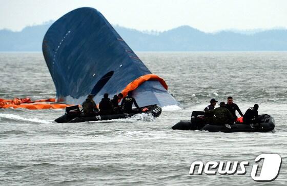 본문 이미지 - 전남 진도군 관매도 인근 해상에서 인천을 출발해 제주로 향하던 6825t급 여객선 세월호 침몰 사고 이틀째인 17일 오전 사고해역에서 해군 SSU 대원들이 구조 작업을 진행하고 있다. 2014.4.17/뉴스1 © News1   박정호 기자