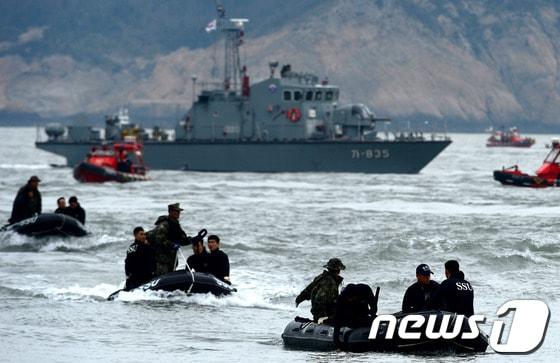 본문 이미지 - 전남 진도군 관매도 인근 해상에서 인천을 출발해 제주로 향하던 6825t급 여객선 세월호 침몰 사고 이틀째인 17일 오전 사고해역에서 해군 SSU 대원들이 구조 작업을 진행하고 있다. 2014.4.17/뉴스1 © News1   박정호 기자