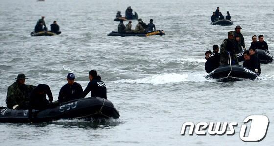 본문 이미지 - 전남 진도군 관매도 인근 해상에서 인천을 출발해 제주로 향하던 6825t급 여객선 세월호 침몰 사고 이틀째인 17일 오전 사고해역에서 해군 SSU 대원들이 구조 작업을 진행하고 있다. 2014.4.17/뉴스1 © News1   박정호 기자