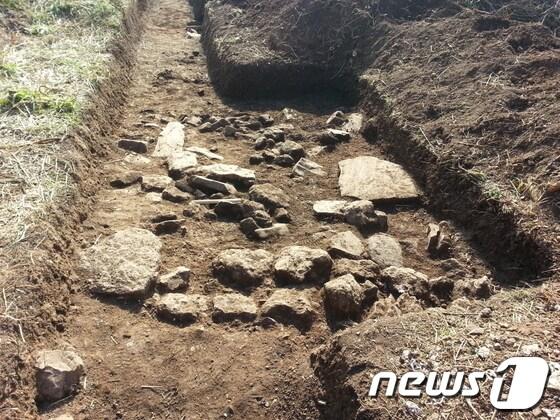 본문 이미지 - 군산대학교 박물관이 전북 군산시 옥도면 선유도 망주봉 남쪽 기슭에서 발견한 숭산행궁지 적심 및 담장시설 © News1  
