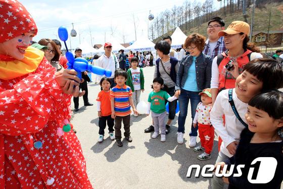 본문 이미지 - 지난해 하이원리조트가 5월 어린이날을 맞아 풍선 퍼포먼스를 하고 있다. (사진제공=하이원) 2014.4.16/뉴스1 © News1   하중천 