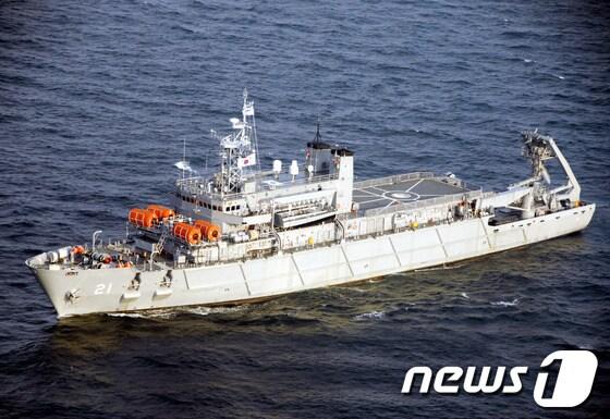 본문 이미지 - 해군의 잠수함구조함인 청해진함.(서해해경 제공) /뉴스1 ⓒ News1 윤용민 기자