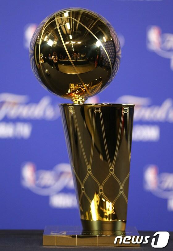 본문 이미지 - 미국프로농구(NBA) 최종 우승팀에게 주어지는 래리 오브라이언 챔피언십 트로피.© AFP=News1  