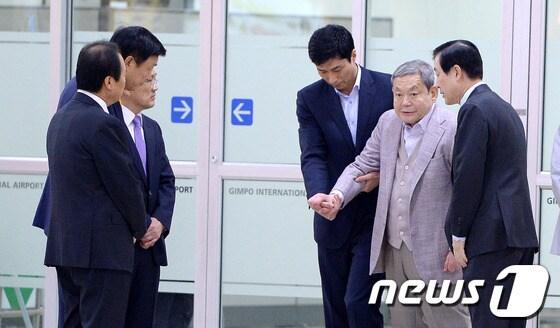 본문 이미지 - 미국 출장길에 오른 이후 96일만 한 귀국한 이건희 삼성그룹 회장이 17일 오후 전용기편으로 김포공항을 통해 입국하고 있다.이 회장은 지난해 말 귀국했다가 신년 하례식에 참석한 뒤 1월 11일 출국해 하와이와 일본을 오가며 요양과 경영구상을 한 것으로 알려졌다. 이 회장이 귀국함에 따라 향후 삼성그룹의 행보에도 관심이 모아지고 있다. 특히 최근 숨가쁘게 진행되고 있는 그룹 계열사 구조조정은 한층 탄력을 받을 것으로 전망된다.2014.4.17/뉴스1 © News1   이동원 기자