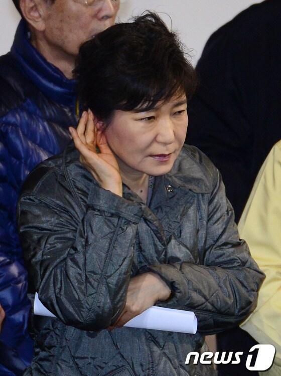 본문 이미지 - 박근혜 대통령이 전남 진도군 관매도 인근 해상에서 침몰한 여객선 세월호 사고 이틀째인 17일 오후 실종자 가족들이 모여있는 진도실내체육관 현장을 찾아 가족들의 요구사항에 귀 기울이고 있다. 2014.4.17/뉴스1 © News1   박정호 기자