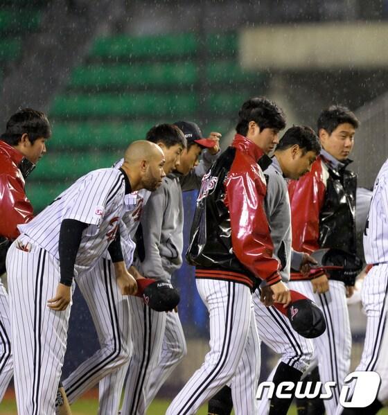 본문 이미지 - LG가 양상문 감독을 11대 감독으로 선임하고 반전을 시도한다. 올 시즌 최하위로 추락한 LG가 신임 감독체제 하에서 반전을 꾀할 수 있을지 주목 된다. 뉴스1 © News1 이동원 기자