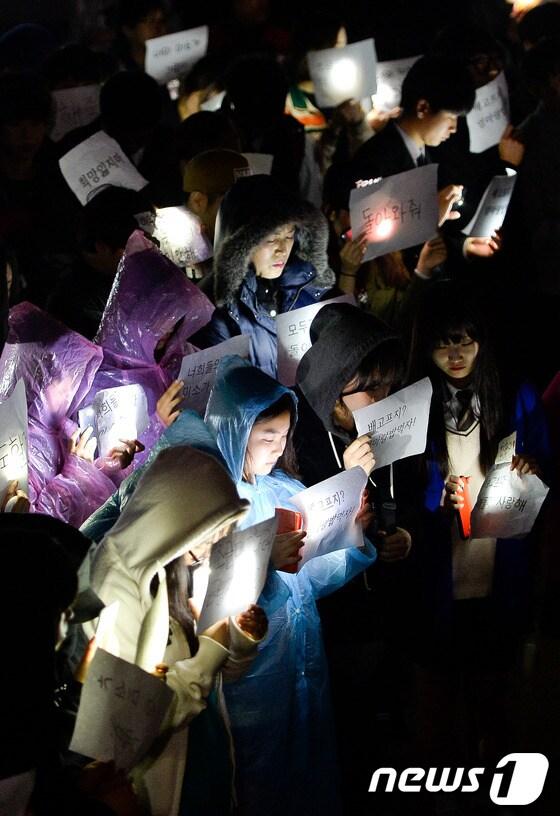 본문 이미지 - 진도 여객선 침몰 사고 이틀째인 17일 저녁 경기 안산 단원고등학교에서 단원고 1·3학년 학생들과 학부모 등 인근 학교 학부모 수백여 명이 동참한 촛불 기원제가 열리고 있다. 2014.417/뉴스1 © News1   송은석 기자