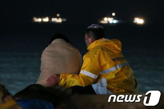본문 이미지 - 전남 진도군 관매도 인근 해상에서 인천을 출발해 제주로 향하던 6825t급 여객선 세월호 침몰 사고 이틀째인 17일 밤 전남 진도군 임회면 팽목항에서 실종자 가족들이 구조소식을 기다리고 있다. 2014.4.17 머니투데이/뉴스1 © News1 