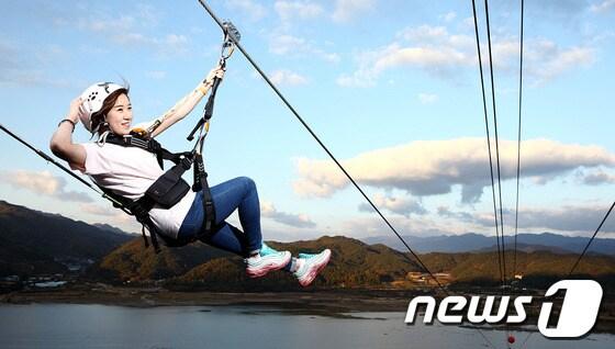 본문 이미지 - 지난해 12월 파로호 인공습지 내 한반도섬에 준공된 ‘짚라인 양구’는 4개월간 시범 운영을 성공리에 마치고 이달 정식 운영된다. &#40;사진제공=양구군&#41; 2014.4.18/뉴스1 © News1  