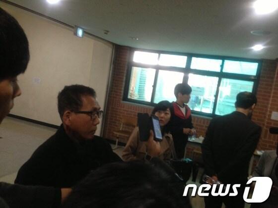 본문 이미지 - 안산단원고 학생의 아버지라고 밝힌 학부모가 18일 단원고 3층 사고대책상황실 앞에서 기자회견을 열고 정부의 늑장구조에 대해 답답함 심경을 토로하며 비판하고 있다. © News1 