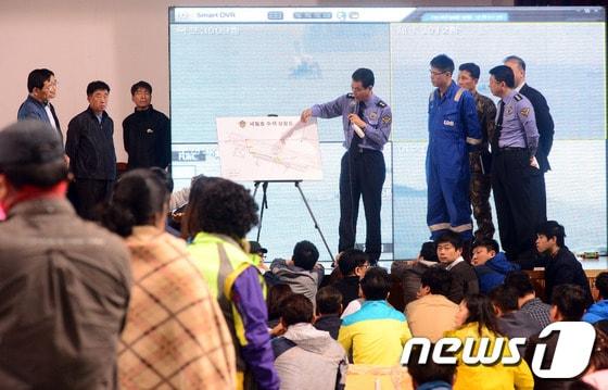 본문 이미지 - 전남 진도에서 발생한 여객선 침몰사고 발생 사흘째인 18일 진도 실내체육관에서 해양경찰과 민간잠수부 측 관계자들이 현재 사고현장 상황을 설명하고 있다. 2014.4.18/뉴스1 © News1   장수영 기자