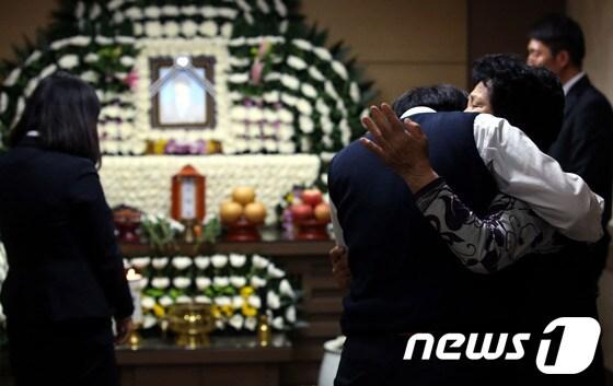 본문 이미지 - 전남 진도군 관매도 인근 해상에서 침몰한 여객선 세월호 사고 사흘째인 18일 사고로 목숨을 잃은 경기 안산 단원고 이다운&#40;17&#41; 학생의 빈소가 마련된 안산 한도병원 장례식장에서 친구들이 조문을 하며 유족을 끌어안고 있다. 2014.4.18/뉴스1 © News1   송은석 기자