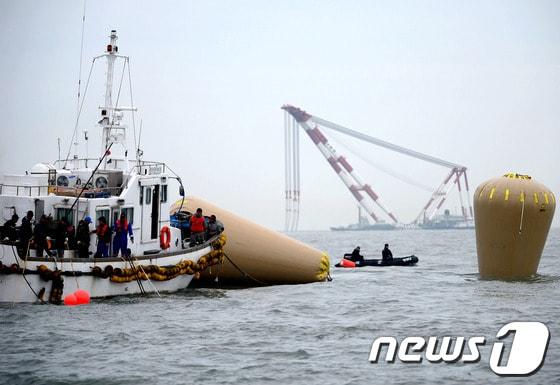 본문 이미지 - 전남 진도군 관매도 인근 해상에서 침몰한 여객선 세월호 사고 사흘째인 18일 오후 사고해역에서 잠수 요원 등이 탐색 및 구조 작업을 펼치고 있다. 2014.4.18/뉴스1 © News1   박정호 기자