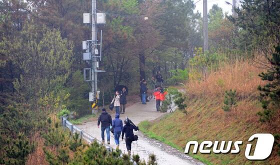 본문 이미지 - 진도경찰서는 18일 오후 4시 5분쯤 세월호 침몰 사고 대책본부가 마련돼 있는 진도 실내 체육관 뒤편 야산에서 단원고 교감 A 씨가 자신의 허리띠로 목을 매 숨진 채 발견됐다고 전했다. 주변인들은 사고 발생 후 단원고 교감 A 씨가 