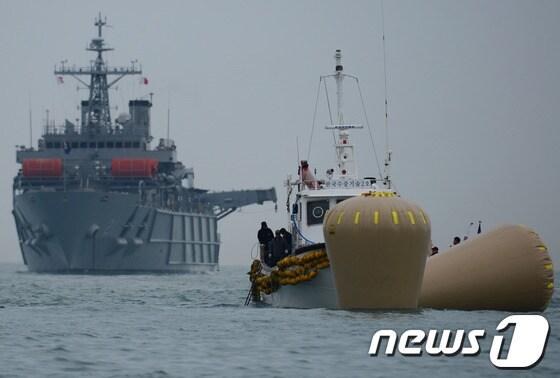 본문 이미지 - 전남 진도군 관매도 인근 해상에서 침몰한 여객선 세월호 사고 사흘째인 18일 오후 사고해역에서 해경 및 해군이 탐색 및 구조 활동을 펼치고 있다. 2014.4.18/뉴스1 © News1   박정호 기자