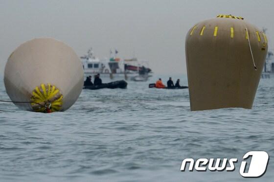 본문 이미지 - 전남 진도군 관매도 인근 해상에서 침몰한 여객선 세월호 사고 사흘째인 18일 오후 사고해역에서 해경 및 해군이 탐색 및 구조 활동을 펼치고 있다. 2014.4.18/뉴스1 © News1   박정호 기자