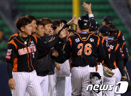 본문 이미지 - 롯데 선수들이 나흘 동안의 휴식기를 맞아 '집단 행동'에 나섰다. 현재 5위로 처져 있는 팀 성적의 상승과 분위기 쇄신을 위해 일부 코치의 퇴진을 요구한 것으로 알려졌다. 롯데 구단은 김시진 감독과 긴급 회의를 갖고 사태 수습에 나섰다. 뉴스1 © News1   이동원 기자