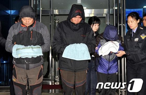 본문 이미지 - 여객선 &#39;세월호&#39; 침몰사고에 대한 책임으로 사전구속영장이 청구된 선장 이준석&#40;가운데&#41;씨와 항해사 박모&#40;25, 오른쪽&#41;씨, 조타수 조모&#40;55&#41;씨가 19일 오전 1시께 전남 광주지법 목포지원에서 열린 구속전 피의자심문&#40;영장실질심사&#41;을 마치고 법정을 나서고 있다. 2014.4.19/뉴스1 © News1 김태성 기자