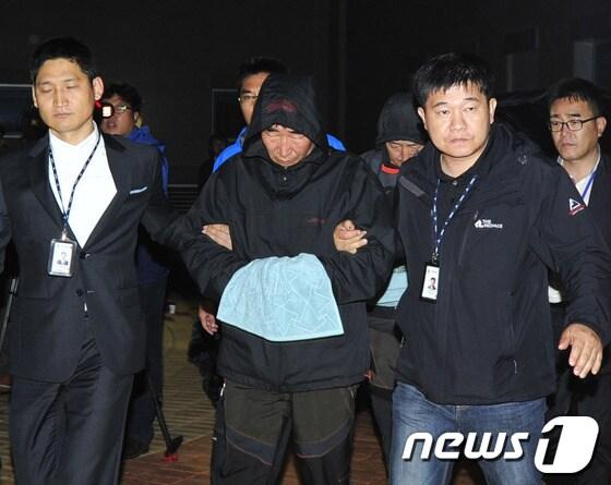 본문 이미지 - 여객선 '세월호' 침몰사고에 대한 책임으로 사전구속영장이 청구된 선장 이준석 씨가 19일 오전 1시께 전남 광주지법 목포지원에서 열린 구속전 피의자심문(영장실질심사)을 마치고 법정을 나서고 있다. 2014.4.19/뉴스1 © News1 김태성 기자