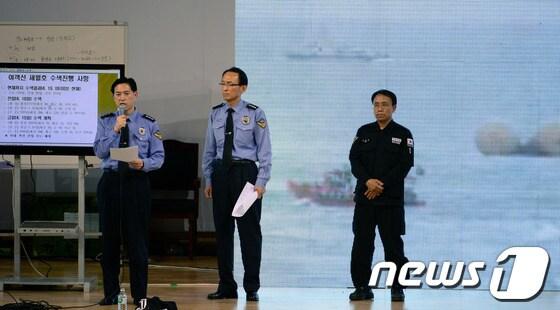 본문 이미지 - 전남 진도군 관매도 인근 해상에서 침몰한 여객선 세월호 사고 나흘째인 19일 오전 실종자 가족들이 모여있는 진도실내체육관에서 최상환 해양경찰청 차장이 세월호 수색진행 사항 등에 대해 브리핑을 하고 있다. 2014.4.19/뉴스1 © News1   박정호 기자