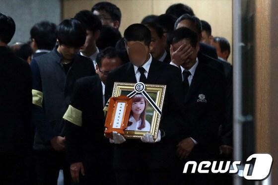 본문 이미지 - 진도 해상 여객선 세월호 침몰사고로 숨진 단원고등학교 최혜정 교사의 발인이 19일 오전 경기도 안산 제일장례식장에서 유가족과 동료 교사, 친구, 학생 등이 참석한 가운데 엄수되고 있다.  2014.4.19/뉴스1 © News1   한재호 기자