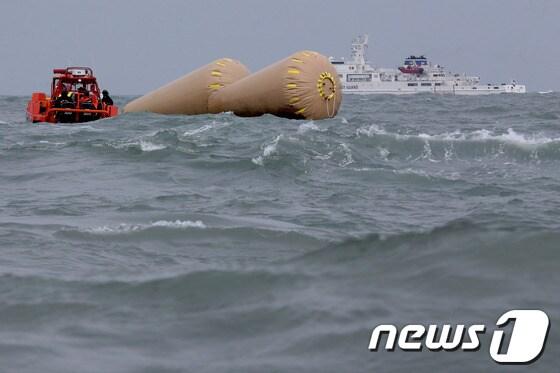 본문 이미지 - 전남 진도군 관매도 인근 해상에서 침몰한 여객선 세월호 사고 나흘째인 19일 오후 사고해역에서 구조대원들이 거센 파도에 난항을 겪고 있다. 2014.4.19 머니투데이/뉴스1 © News1 안은나 기자