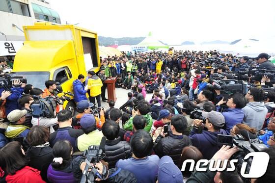본문 이미지 - 김수현 서해지방해양경찰청장이 19일 전남 진도 팽목항에서 ‘세월호’의 탐색구조작업에 관해서 실종자 가족들과 언론에 브리핑을 하고 있다. 2014.4.19/뉴스1 © News1   김태성 기자