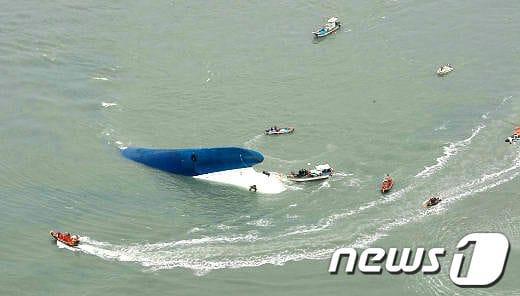 본문 이미지 - 16일 오전 전남 진도군 조도면 병풍도 북쪽 20km 해상에서 여객선 세월호(SEWOL)가 침몰했다. 하지만 사고 4일째인 19일까지 원인이 밝혀지지 않고 있다/사진=박준배 기자© News1  