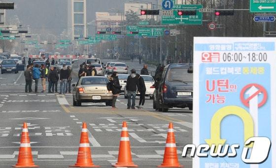 본문 이미지 - 영화 어벤져스2의 두번째 촬영이 진행된 2일 오전 서울 마포구 상암DMC 일대 교통통제구간 주변 출근길 차량 통행이 원활했다. © News1 송원영 기자