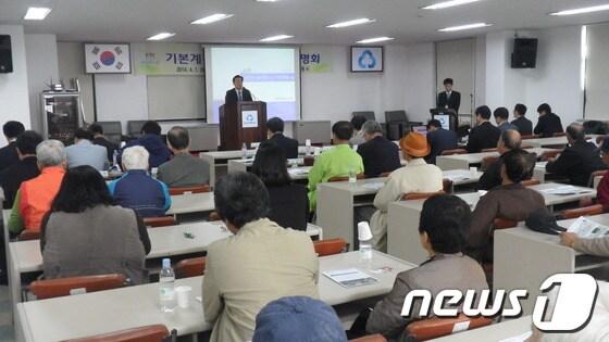 본문 이미지 - 수원시는 1일 새마을금고 고색동 지점에서 고색동 주민들을 대상으로 수인선 상부공간 조성 기본계획용역결과를 설명했다./사진제공=수원시청 © News1  